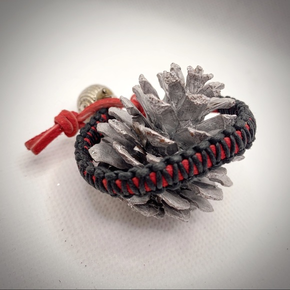 Red Black Macrame Bracelet Round Button Handmade - Picture 6 of 8